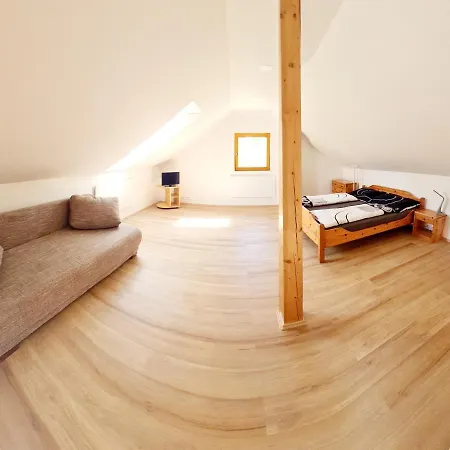 Eliska Hrdlicka, U Prahy Feriehus